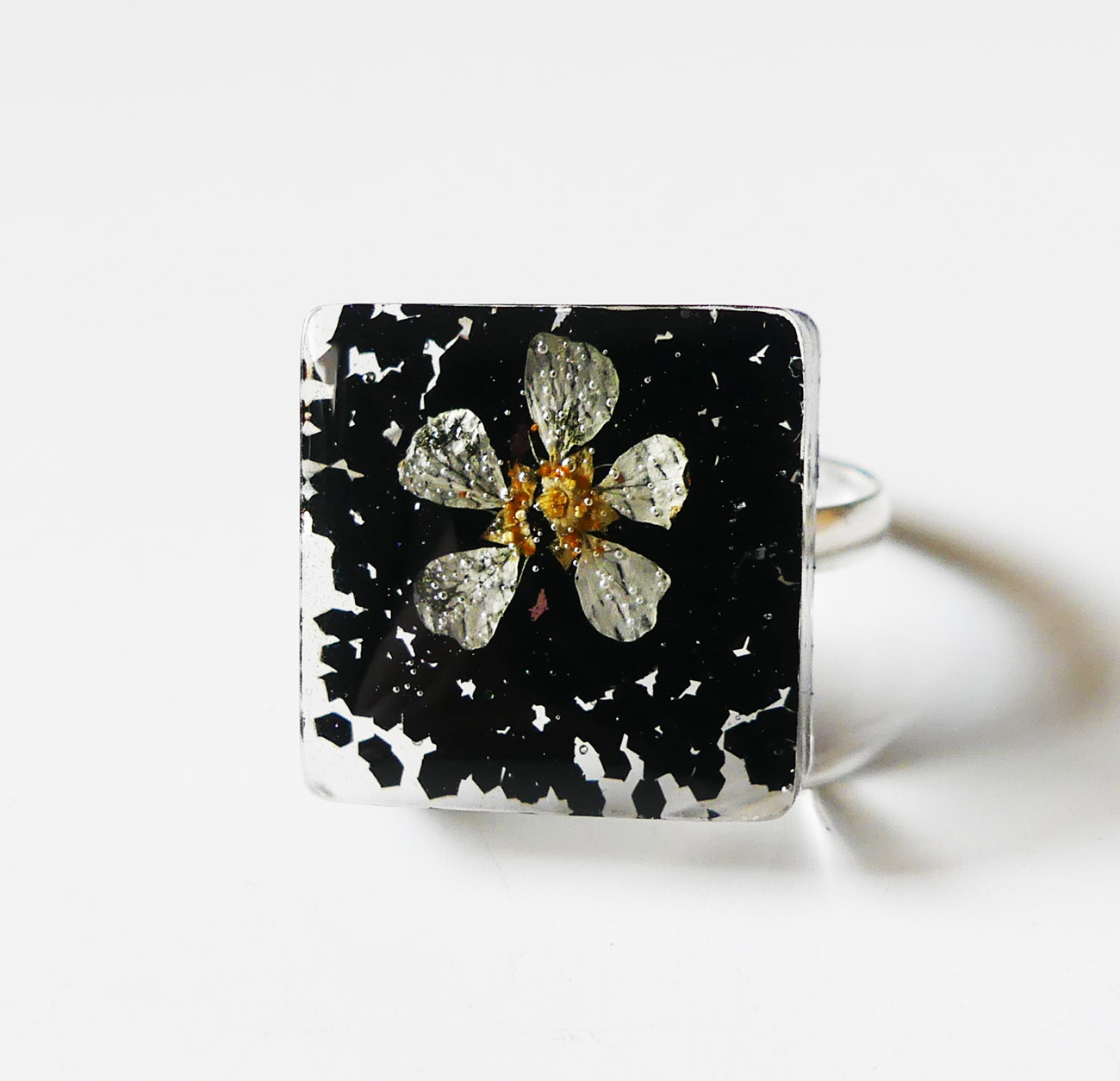 Handmade živicový štvorcový prsteň s bielym kvetom a trblietkami 