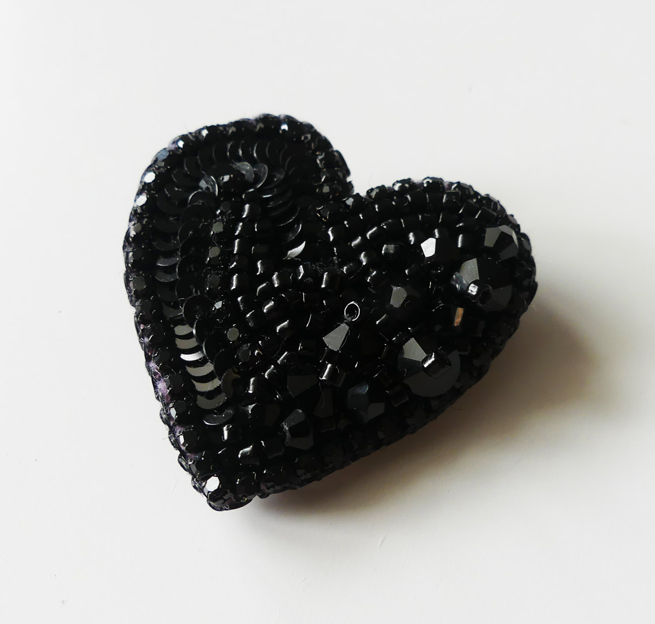 Handmade šitá korálková brošňa čierne srdiečko