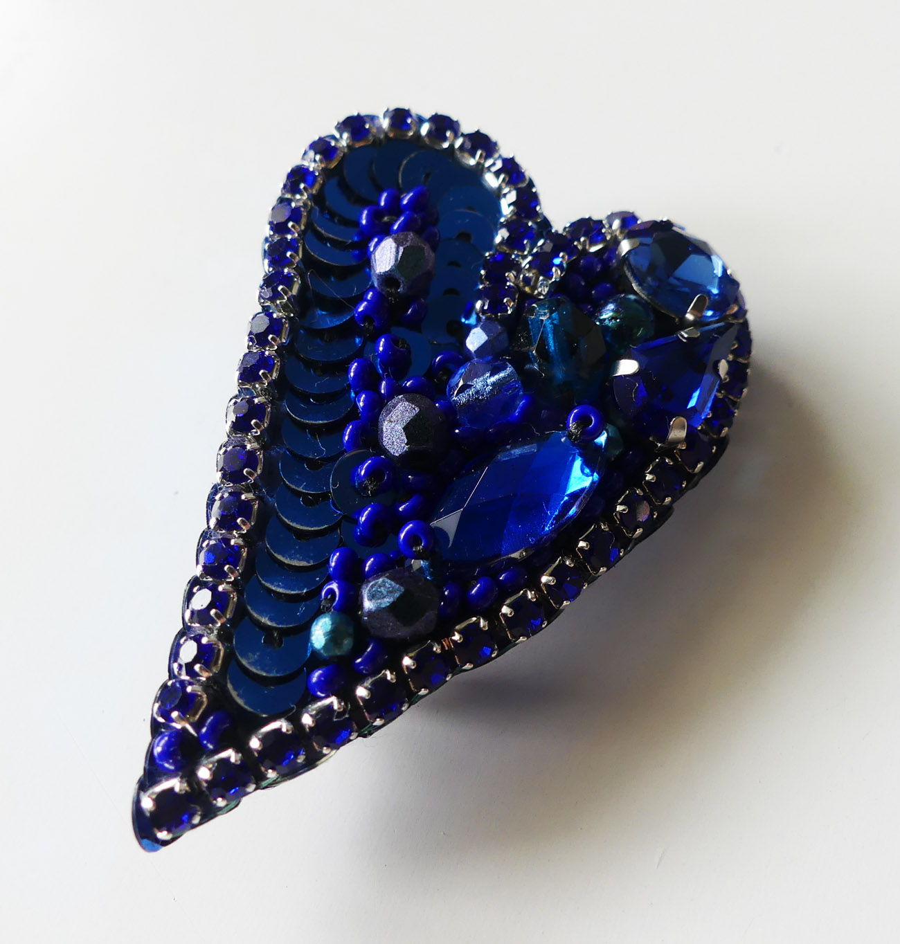 Handmade šitá korálková brošňa modré srdiečko