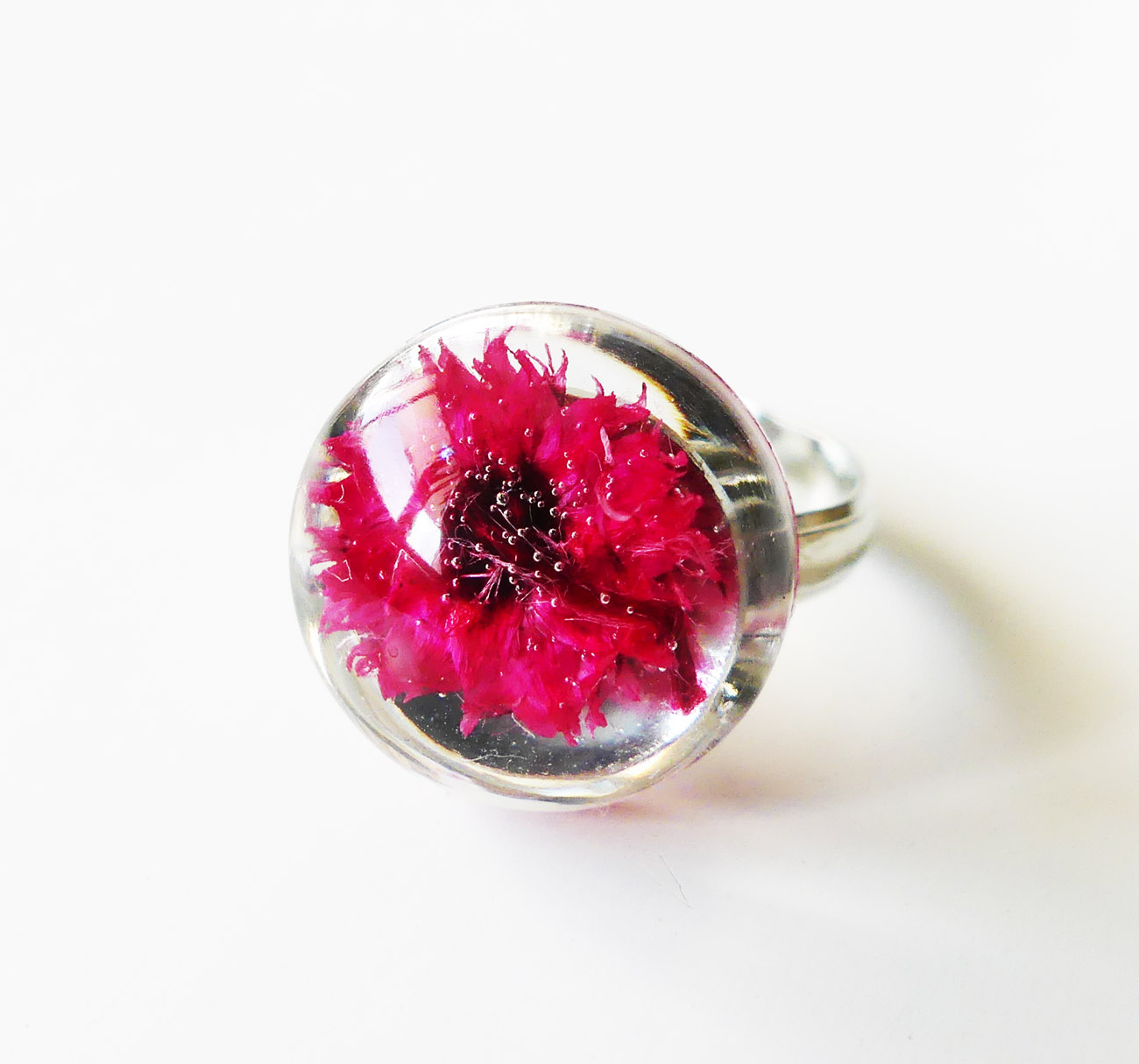 Handmade živicový polguľový prsteň - cyklámenový kvet