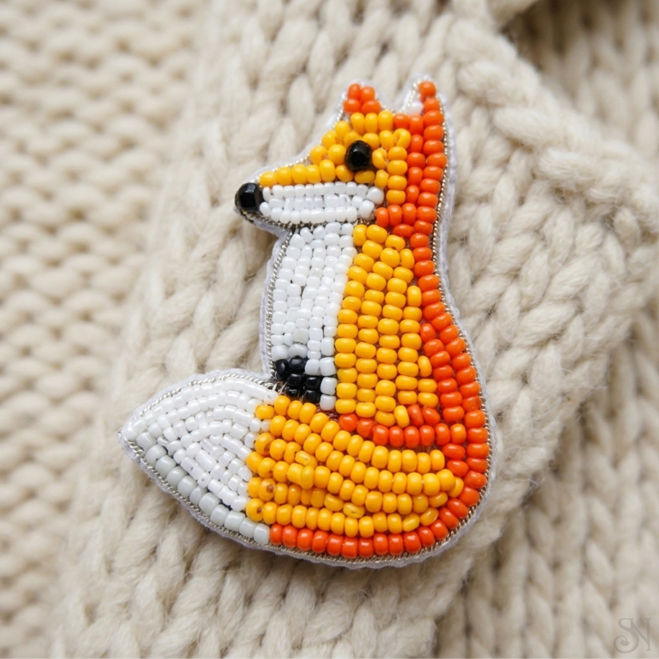 Handmade šitá korálková brošňa líška