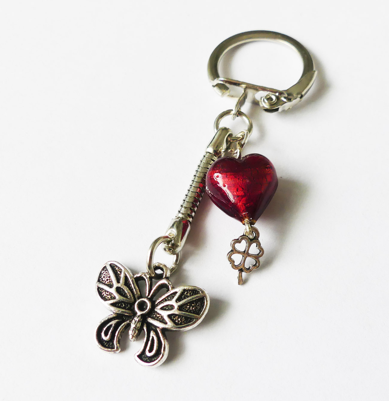 Handmade kľúčenka/prívesok s motýľom a červenou sklenenou korálkou