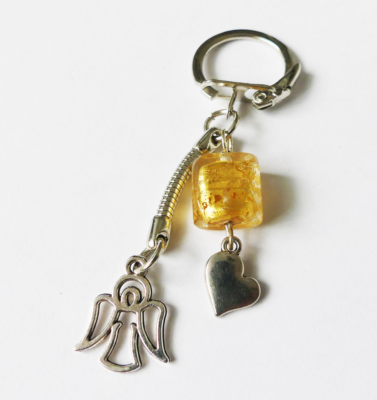 Handmade kľúčenka/prívesok s anjelikom a zlatou sklenenou korálkou