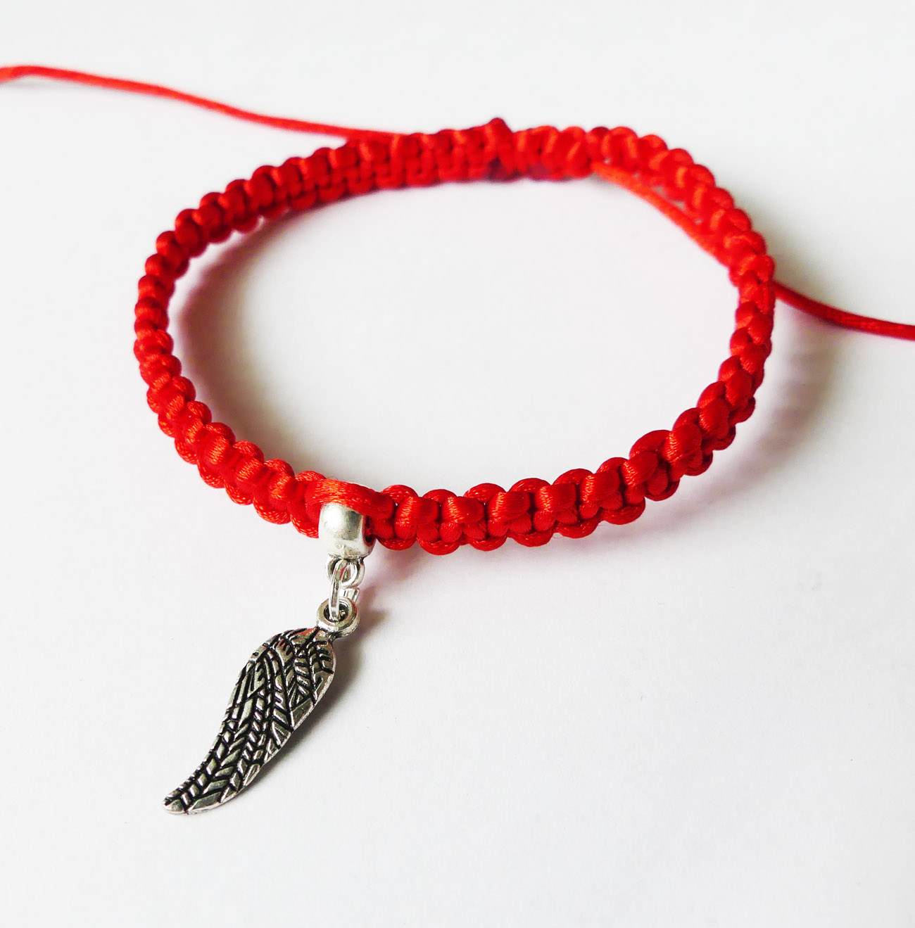 Červený makramé náramok s anjelskym krídlom