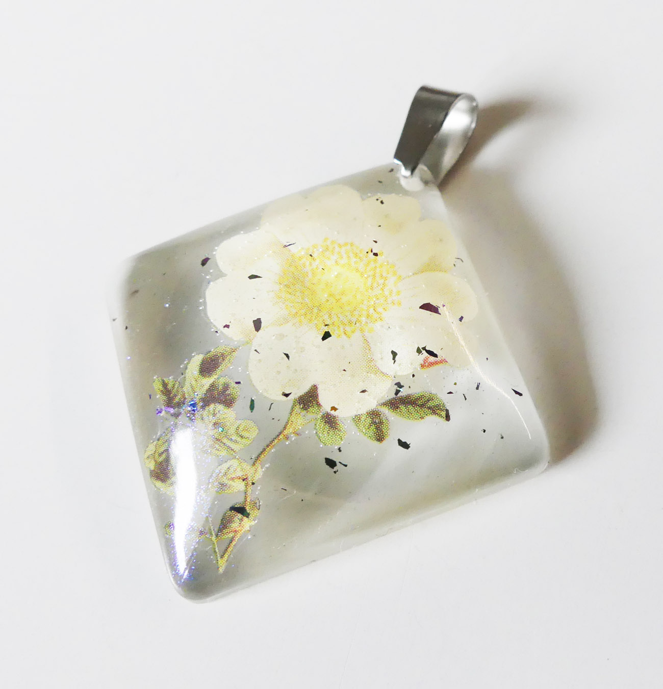 Štvorcový prívesok zo živice s motívom bieleho kvetu - chirurgická oceľ