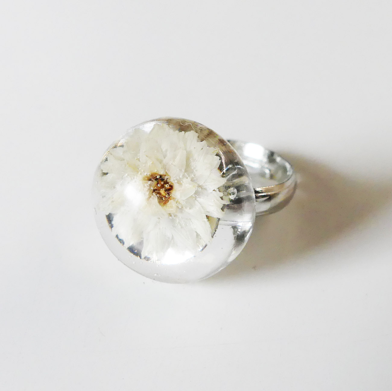 Handmade živicový polguľový prsteň - biely kvet