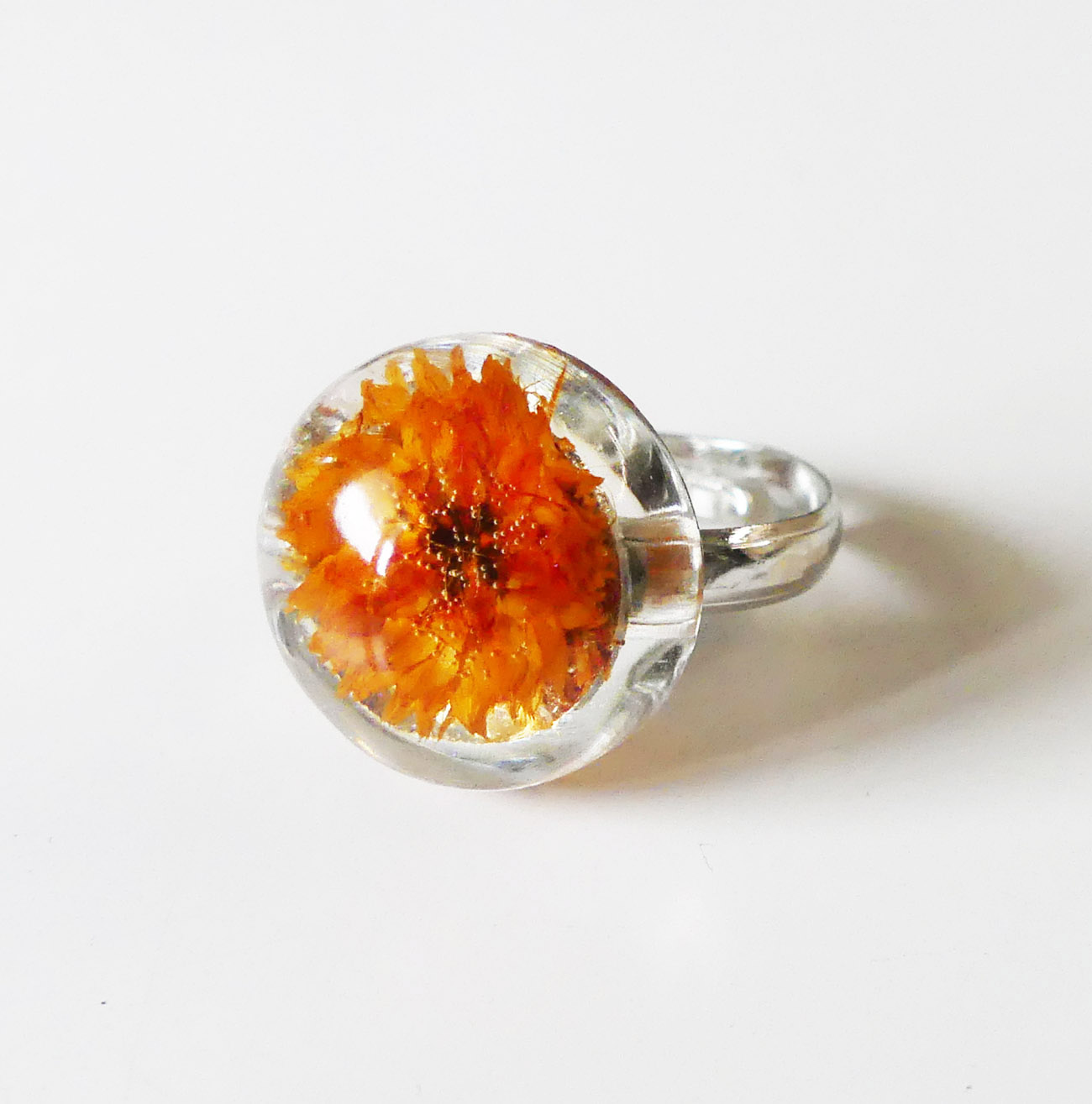 Handmade živicový polguľový prsteň - oranžový kvet