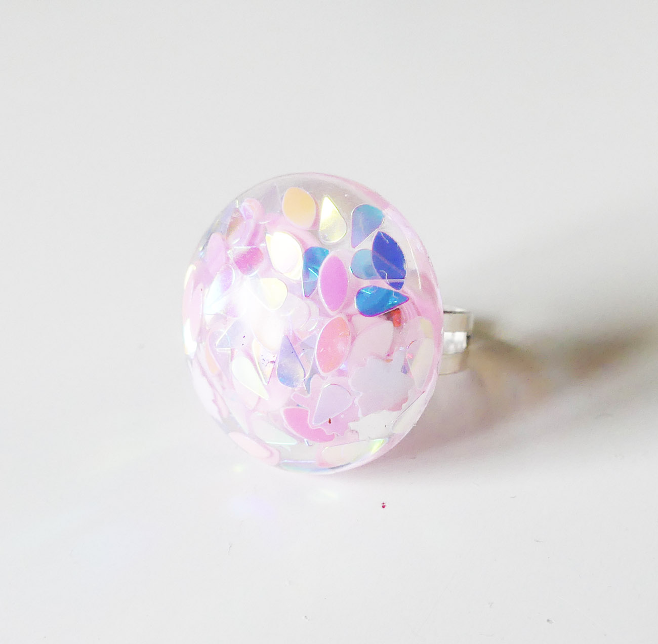 Handmade živicový polguľový prsteň s holografickými ružovými flitrami
