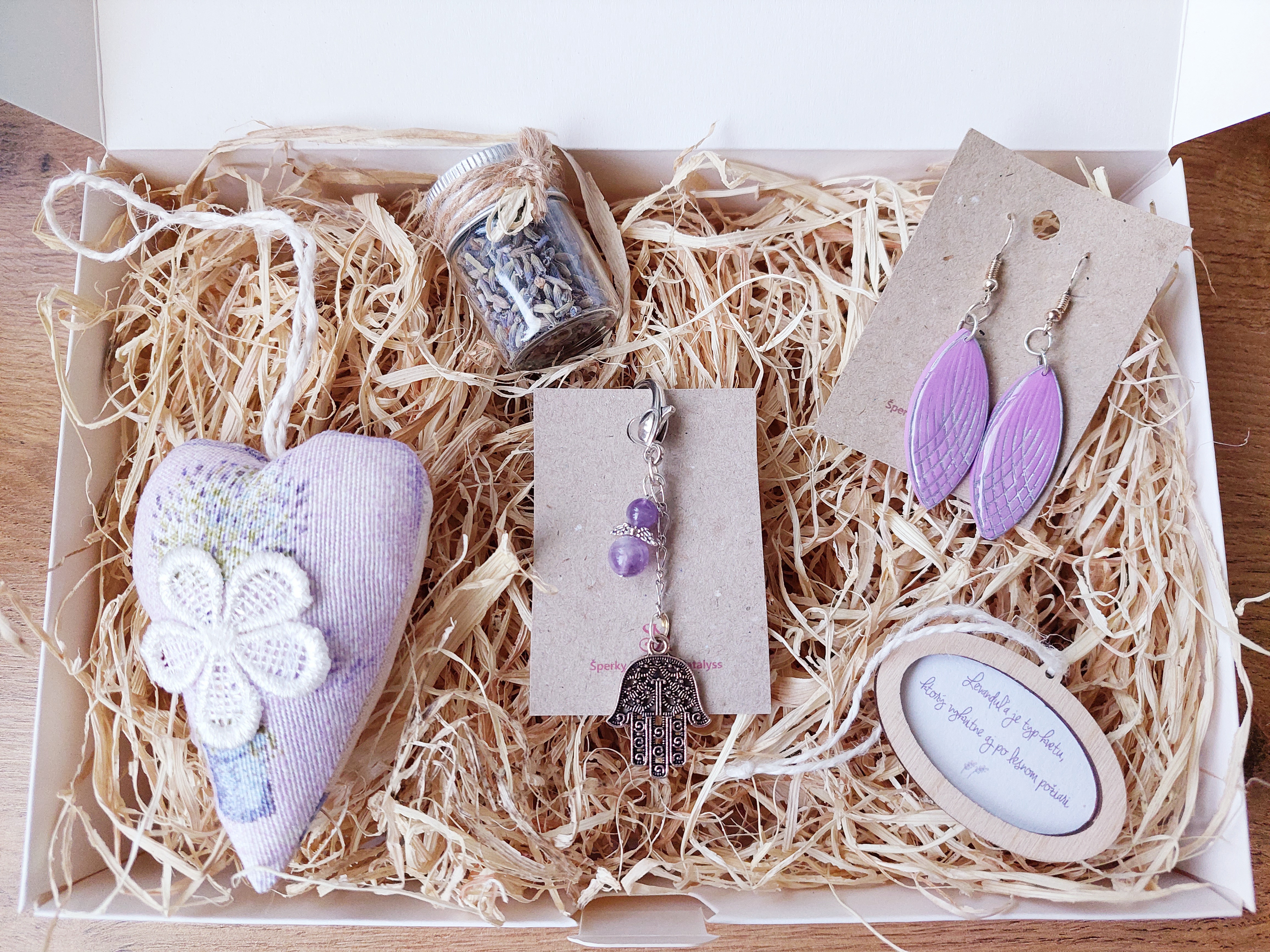 Fialový levanduľový darčekový box pre ženy s náušnicami, kľúčenkou a dekoráciami