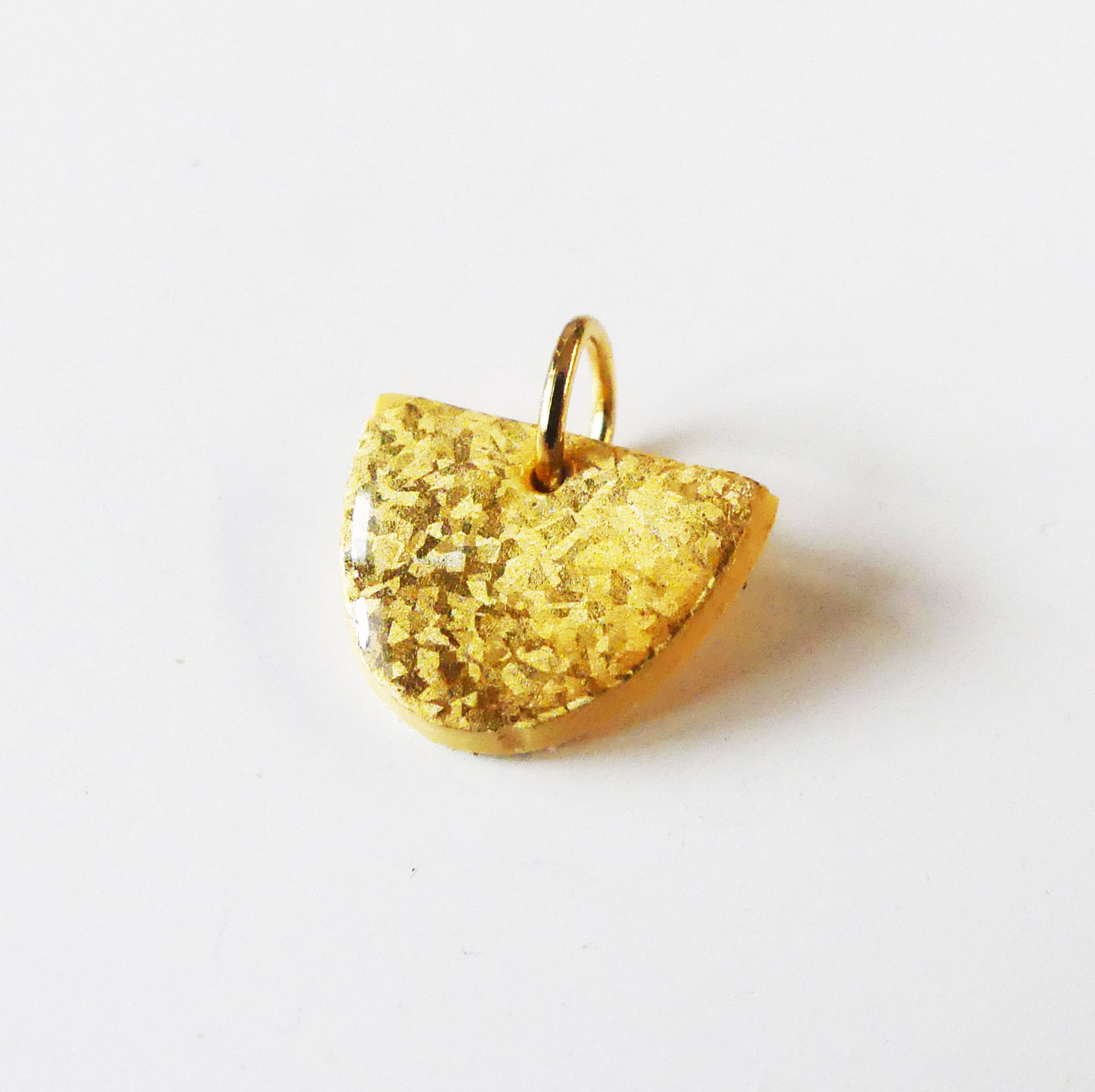 Zlatý mini prívesok polkruh z polymérovej hmoty a živice