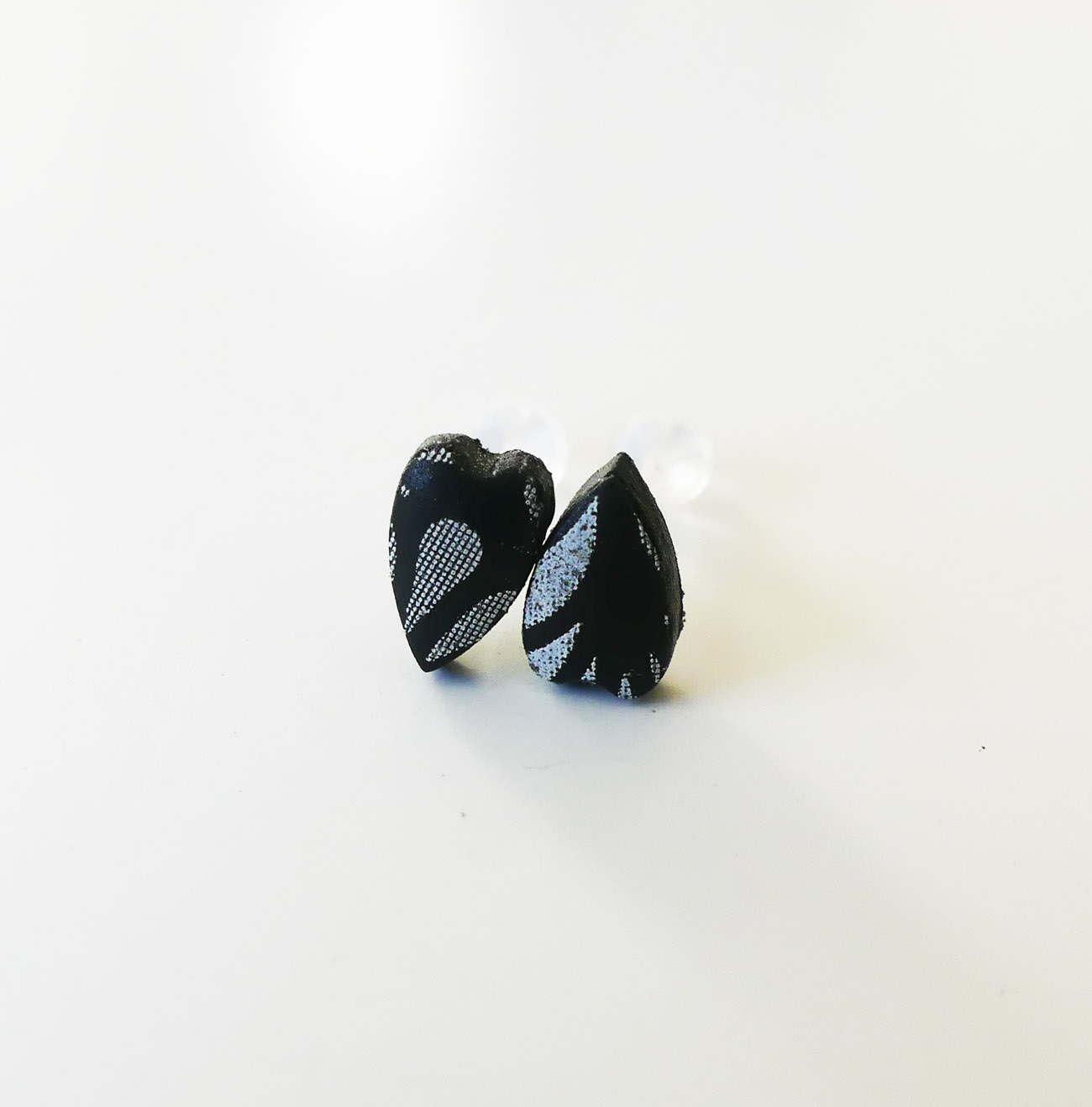 Čierno-biele antialergické napichovacie náušnice srdcia z polymérovej hmoty 