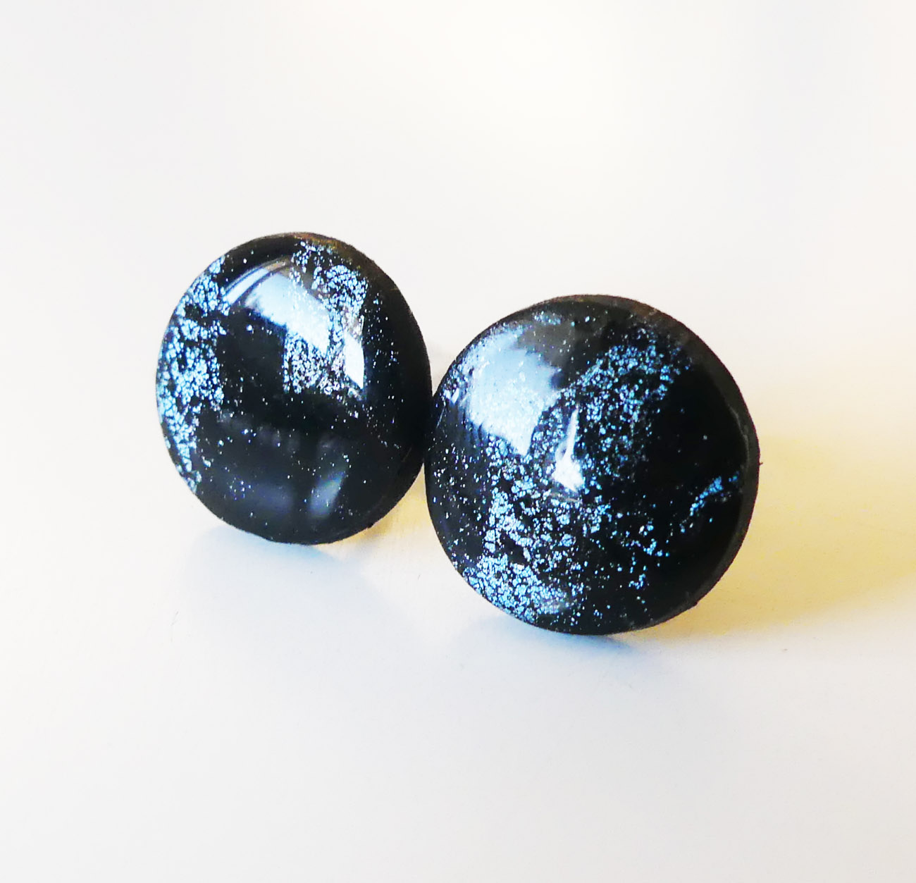 Modro-čierne metalické napichovacie náušnice kruhy so vzorom 