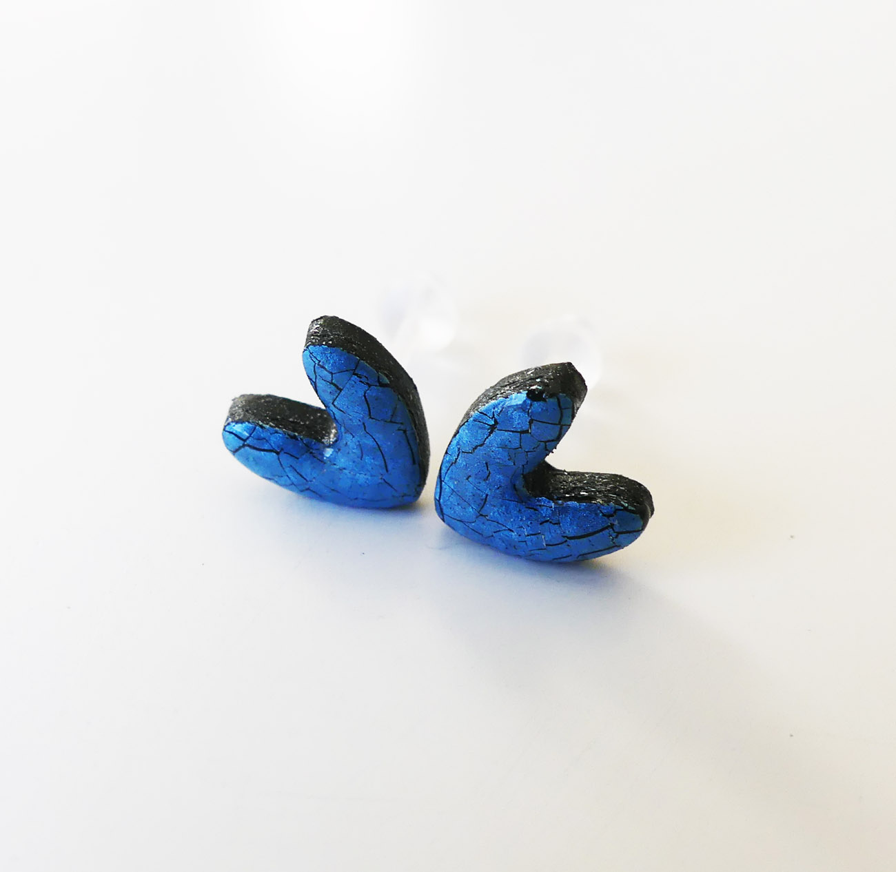 Metalicky modré antialergické napichovacie náušnice srdiečka z polymérovej hmoty