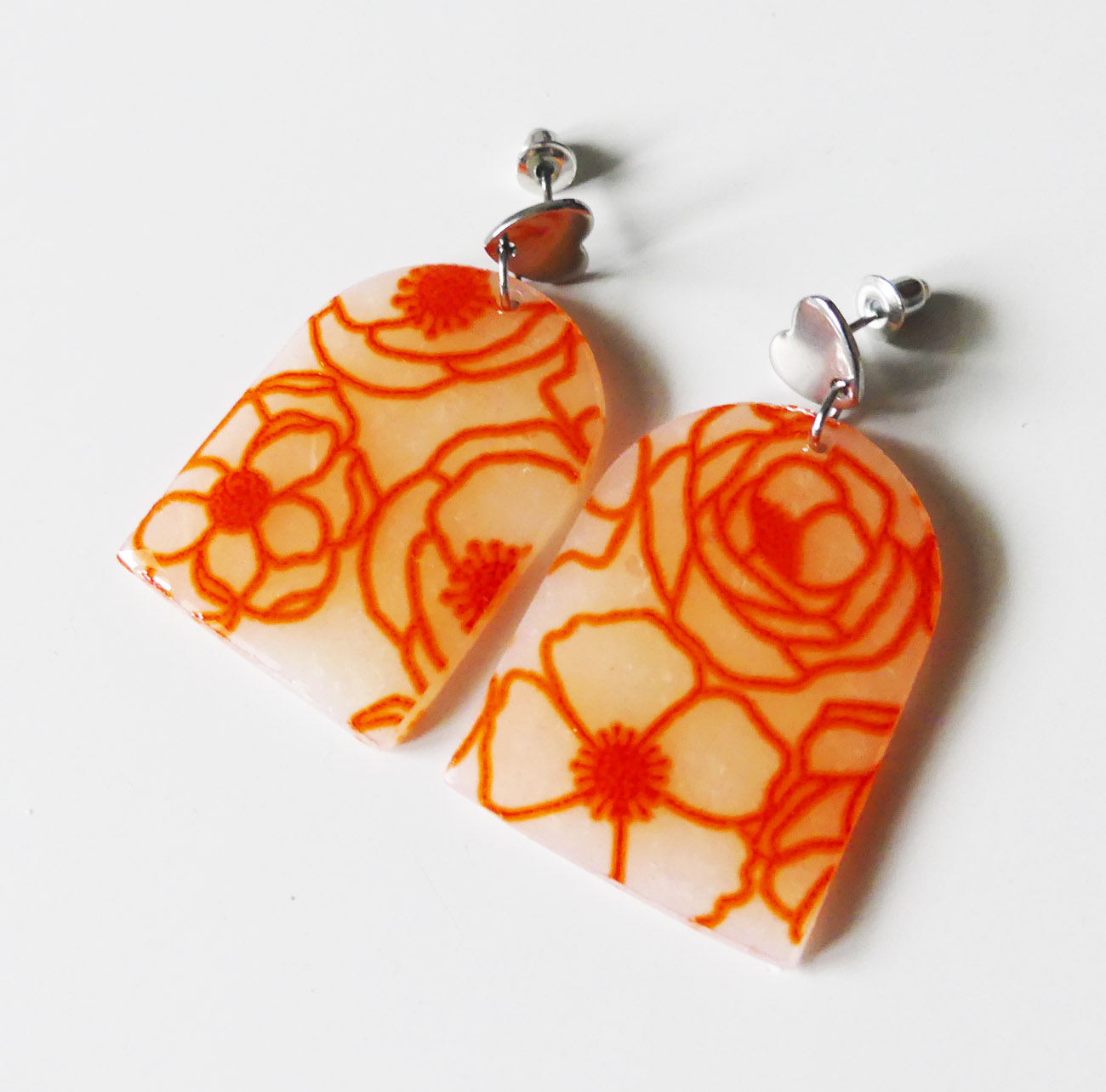 Visiace náušnice oblúky s oranžovým kvetinovým vzorom - chirurgická oceľ