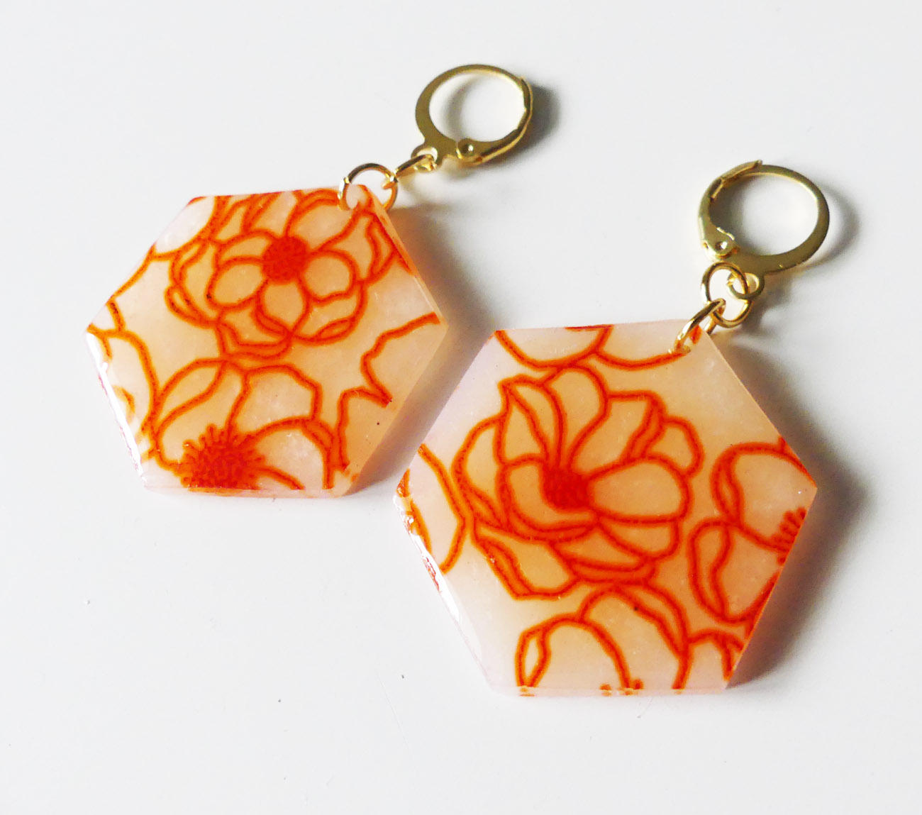 Visiace náušnice hexagony s oranžovým kvetinovým vzorom - chirurgická oceľ