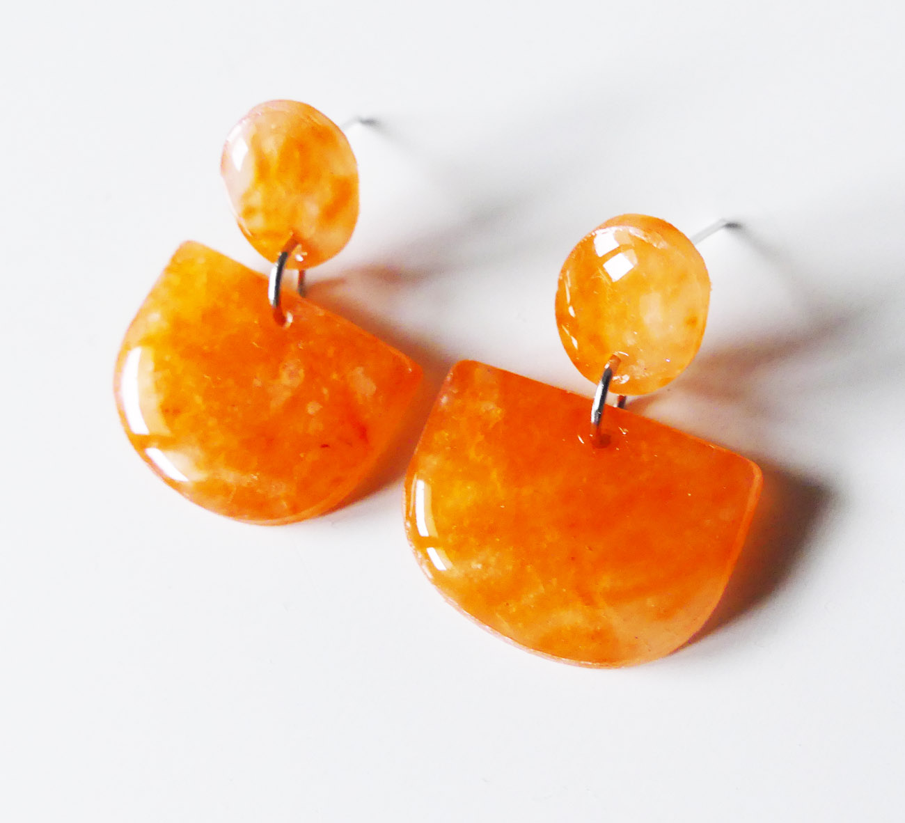 Oranžové visiace náušnice z polymérovej hmoty