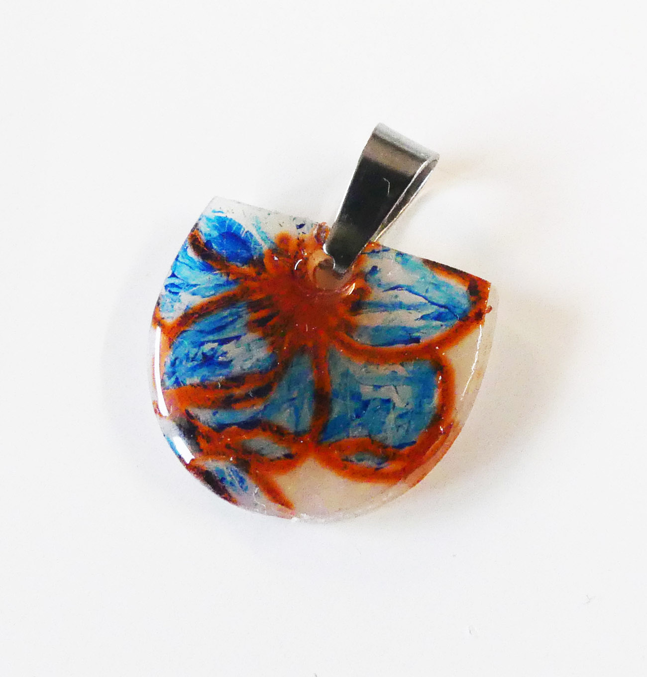 Modro-červený prívesok z polymérovej hmoty a živice s kvetom - chirurgická oceľ