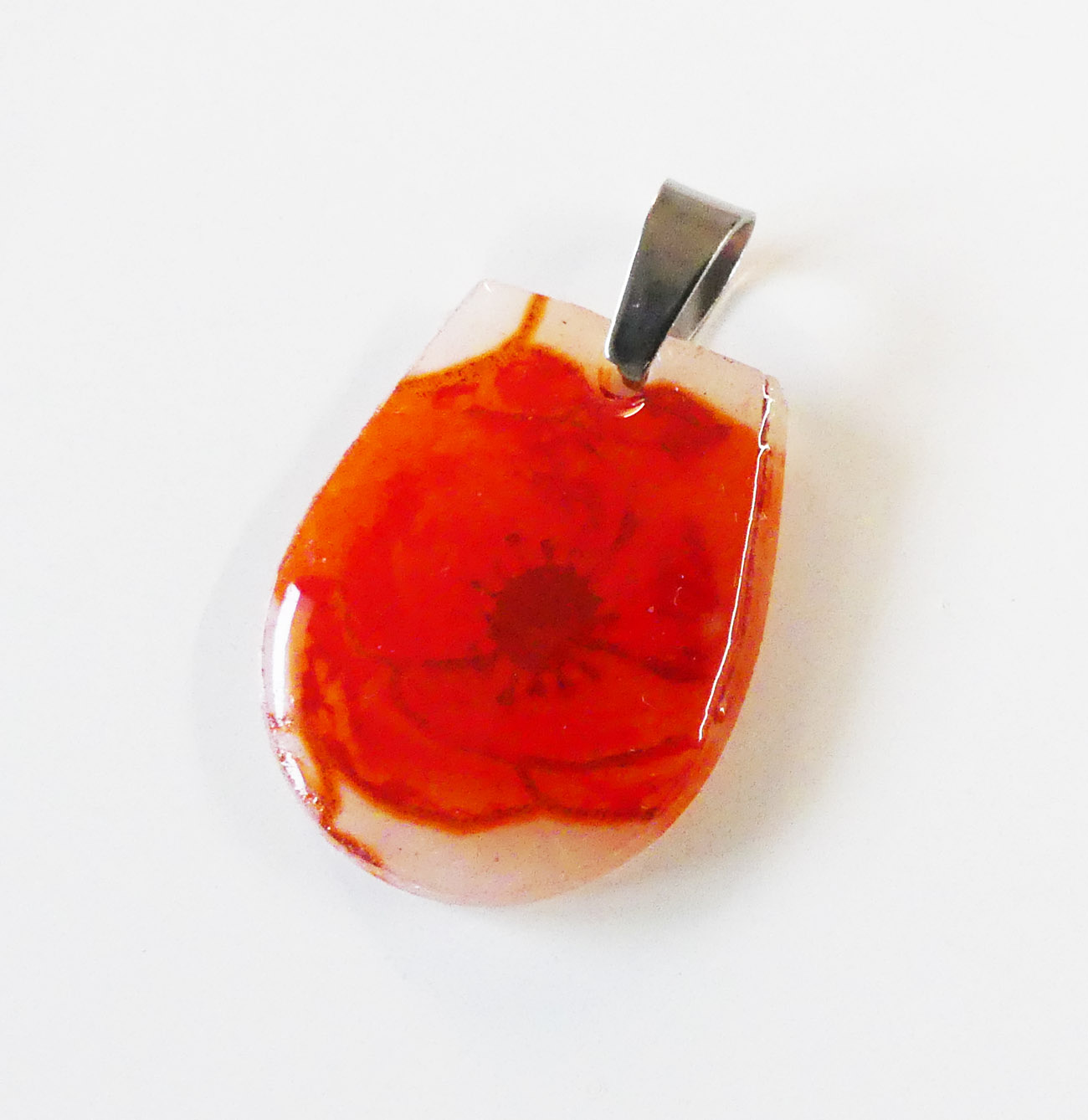 Červený prívesok z polymérovej hmoty a živice s kvetom - chirurgická oceľ