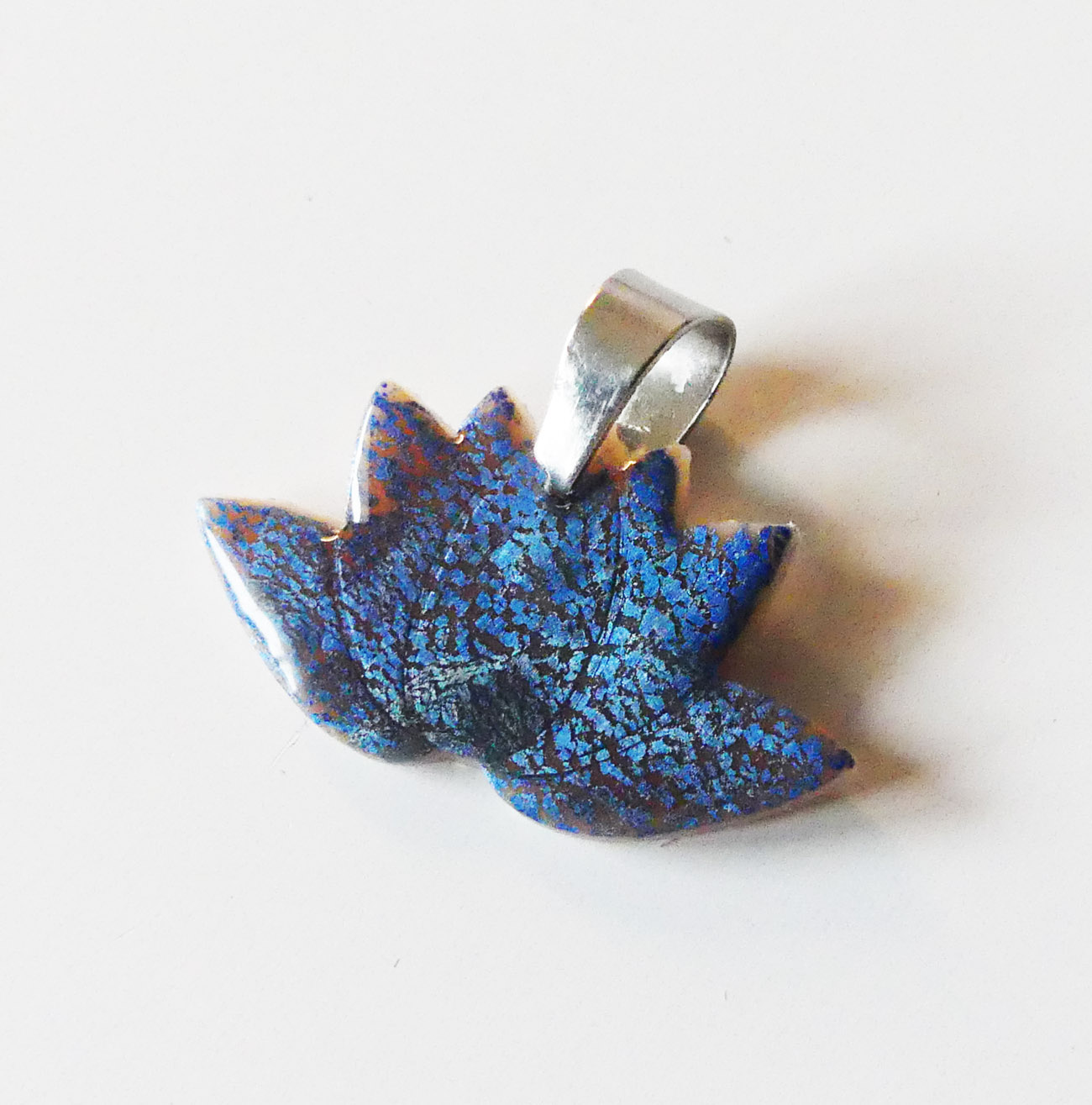 Modrý prívesok z polymérovej hmoty a živice s lotosovým kvetom- chirurgická oceľ