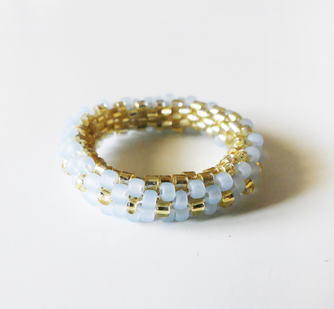 Modro-zlatý prsteň šitý z korálok