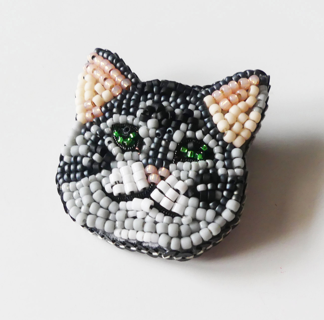 Handmade šitá korálková brošňa šedá mačka