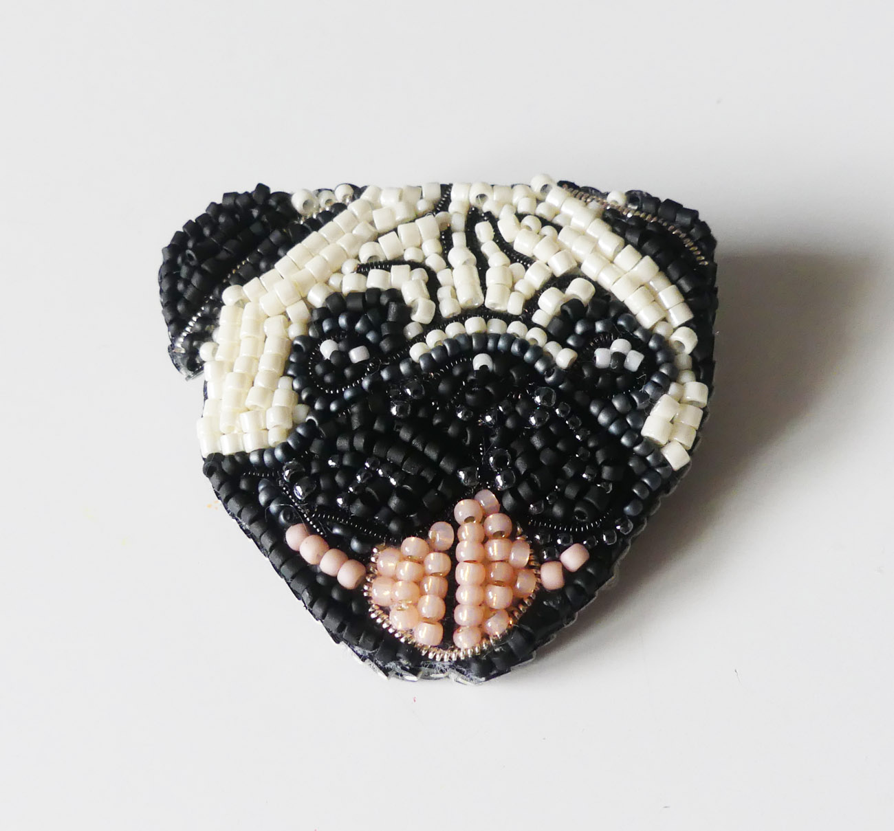 Handmade šitá korálková brošňa psík mops
