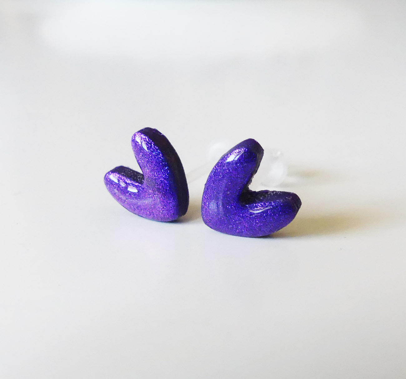 Perleťové fialové antialergické napichovacie náušnice srdiečka z polymérovej hmoty